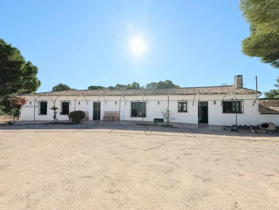 En venta singular finca rústica en la falda de Onil a tan solo 40 km de Alicante.