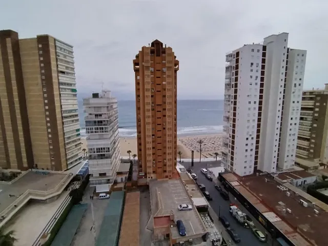 Gran Atico con vistas panoramicas al mar y Benidorm a unos pasos de playa Levante. — 3