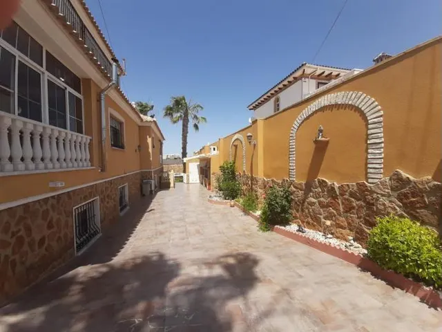 Villa con piscina privada, Alicante, Torrevieja. 6 habitaciones | 350 m2 | A 3 kilómetros del mar — 5