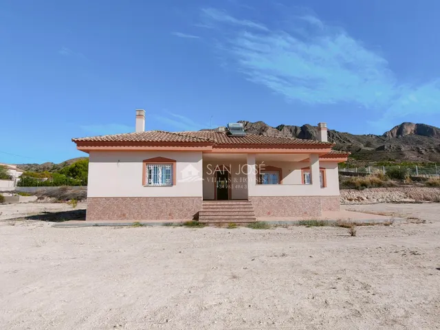 SE VENDE CHALET DE OBRA NUEVA AL LADO DEL PUEBLO DE MACISVENDA-ABANILLA — 35