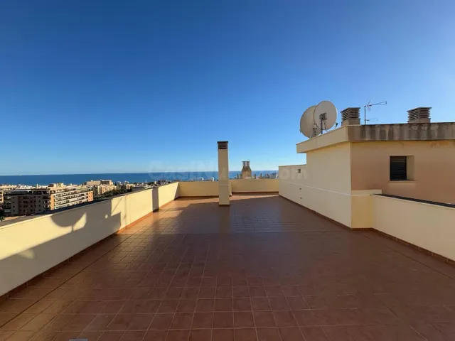 Ático Con Impresionantes Vistas Al Mar Y Cuatro Dormitorios 