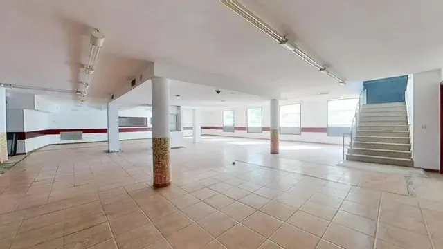 LOCAL EN VENTA EN EL PRAT DE LLOBREGAT (Barcelona). — 2