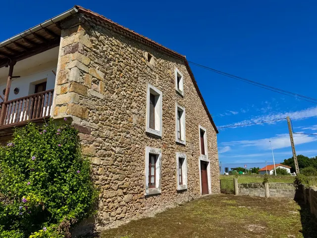 CONJUNTO DE EDIFICACIONES CON TERRENO URBANO EN LA REVILLA. — 12