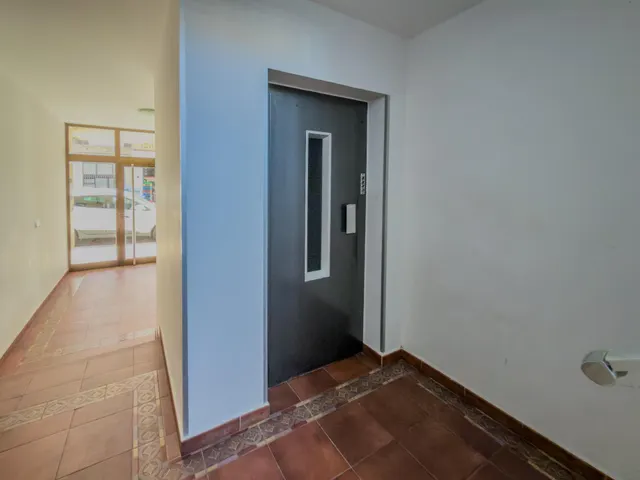 Piso con terraza a la venta en Fernando de Los Rios. — 30