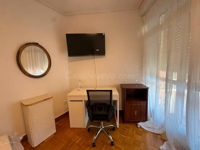 Amplias habitaciones en Alquiler en Piso en la Zona de La Pl - foto 4