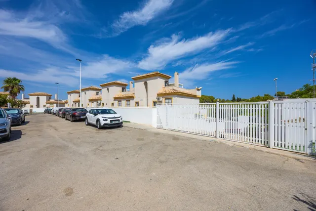Bungalow con 2 jardines, garaje y piscina comunitaria en Torrevieja, los balcones — 26