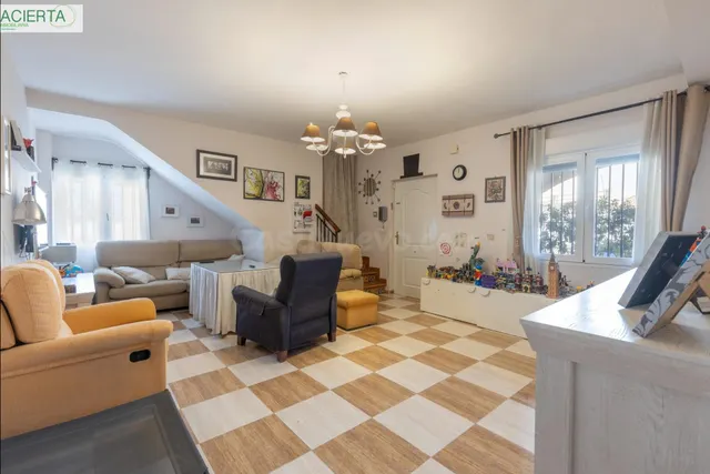 Casa en Armilla con terraza, patio y amplia cochera - foto 5