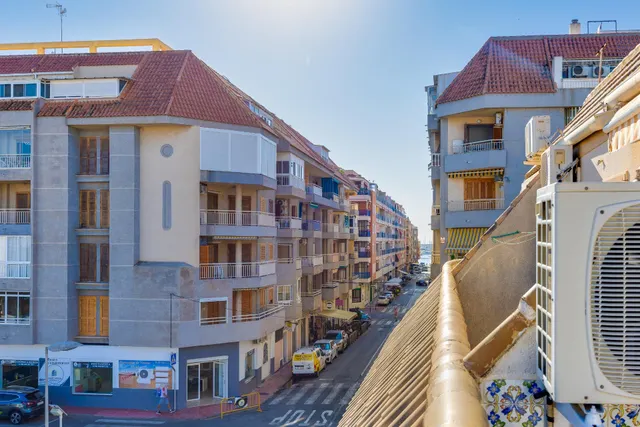 Ático con terraza, garaje y piscina a 250 metros del mar — 25