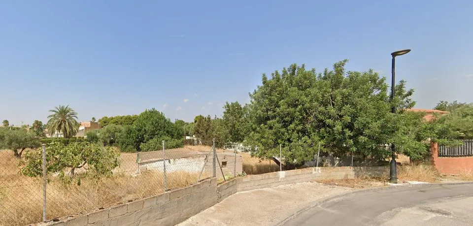 Parcela urbana en los girasoles