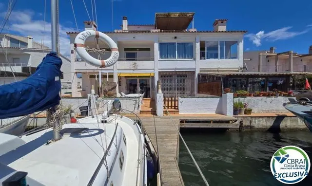 Exclusiva casa con amarre de 10x4 m y vistas al parque natur