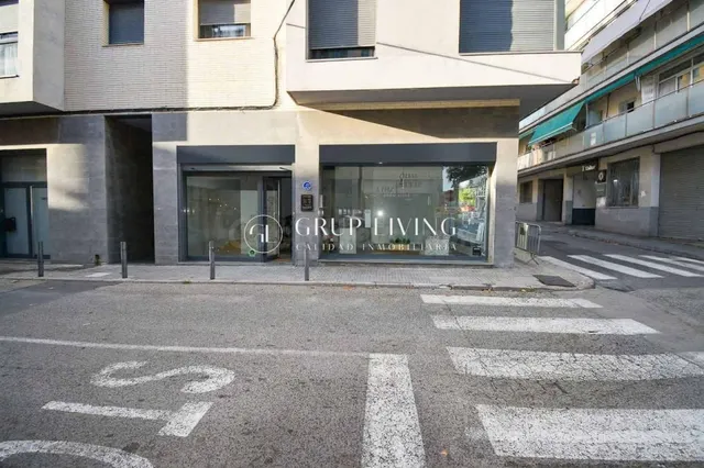LOCAL ESQUINERO CON ESCAPARATE EN LES CASES NOVES