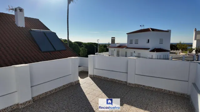 Chalet independiente de esquina con piscina y terraza con vistas al mar en El Rompido Cartaya, Huelva. — 32