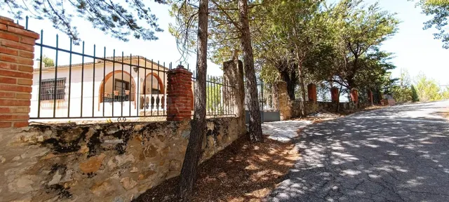 Amplio Chalet en Los Villares con Piscina y Gran Parcela — 4