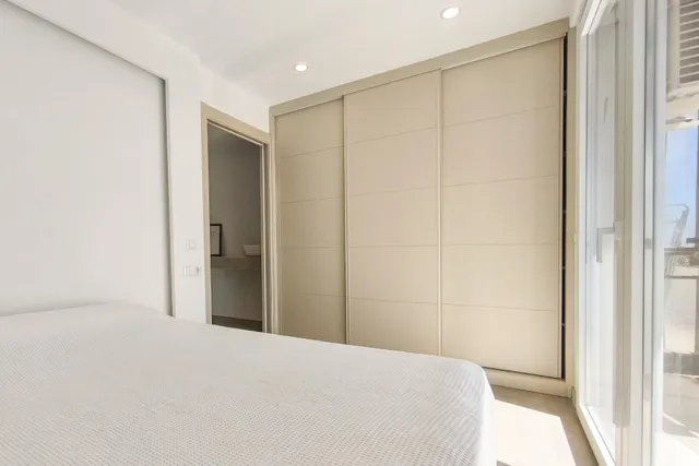 APARTAMENTO CON VISTAS AL MAR, ORIENTACIÓN SUR Y REFORMA DE ALTA CALIDAD — 10