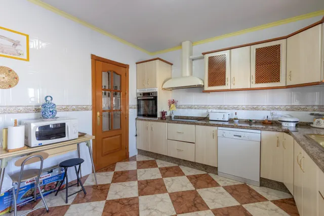 Casa en planta baja con cuatro naves y local — 11