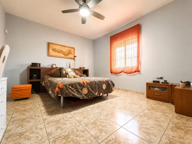 CASA INDEPENDIENTE CON 966 M/2 DE PARCELA EN NUEVO HIGUERON . — 29