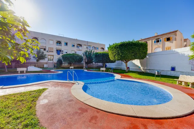 Ático con terraza, garaje y piscina a 250 metros del mar — 34