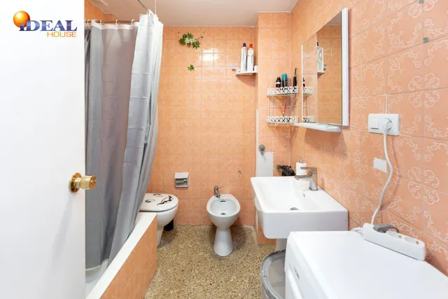 Venta de piso de 4 dormitorios y 2 baños en Granada (Zona Centro) — 16