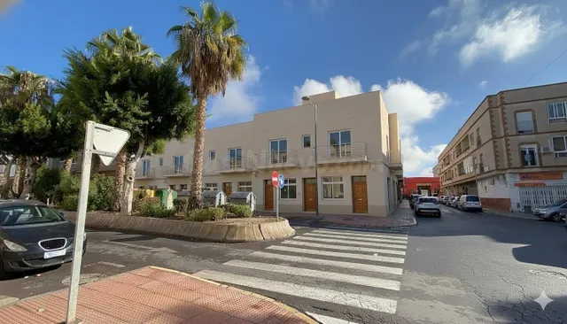 ESQUINA ESTRATÉGICA: Solar 443m2 en Cabañuelas. Garajes/Loca