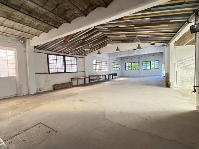Nave en zona urbana con 264 m2 y con jardín de 114 m2 orientado al sur, garaje y gran potencial como estudio profesional. — 13