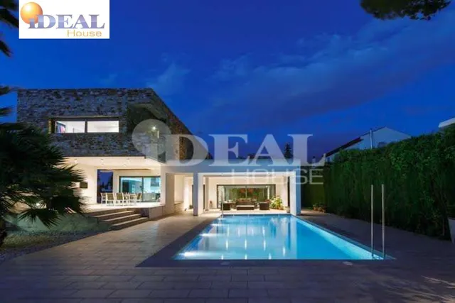 Ref.: A8488G7. Increible chalet de lujo y diseño, parcela 1500 m2,  piscina propia, pista de padel. — 2