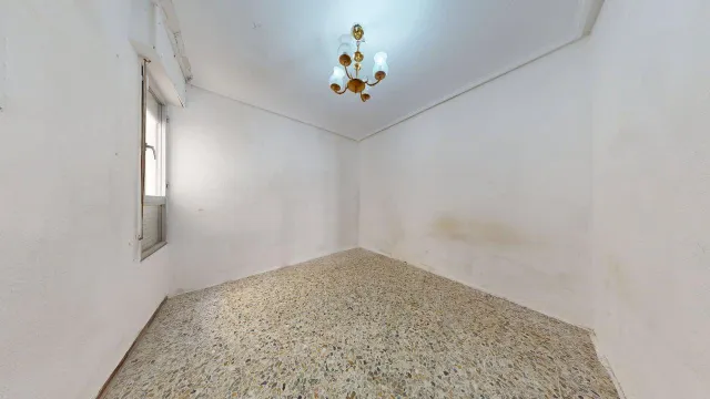 Piso de 77 m2 útiles. Distribuidos en tres dormitorios, salón, cocina, baño y zona de aparcamiento en la parte interior de la urbanización — 19