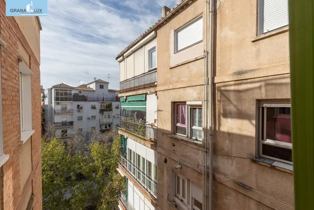 Piso de 3 dormitorios en calle milán, zaidín | muy luminoso y con gran potencial — 24