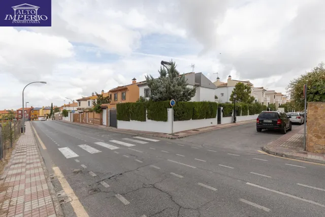 Casa independiente con piscina en La Zubia. — 45