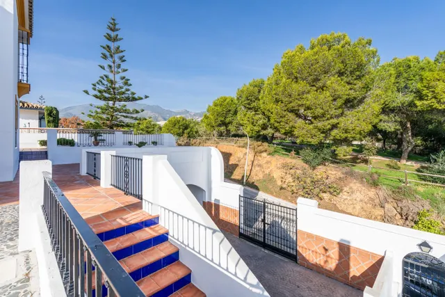 Villa Independiente de Estilo Andaluz en Arroyo de la Miel – Parcela de 813 m2 — 34