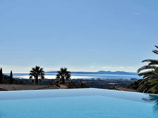 Villa de lujo con amplios espacios, piscina y gran parcela — 7
