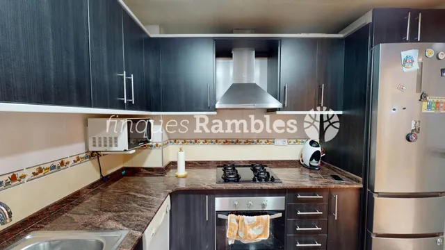 Amplio piso de 4 habitaciones en el centro de Vilanova del Camí — 8
