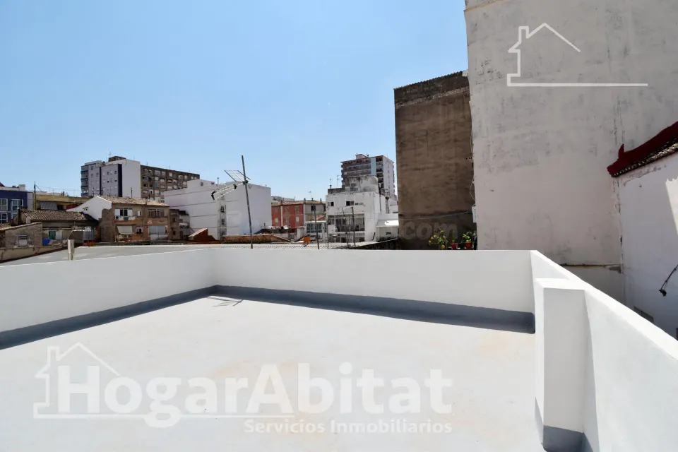 ¡DISFRUTA DE UNA CASA REFORMADA Y LUMINOSA CON IMPRESIONANTE TERRAZA!