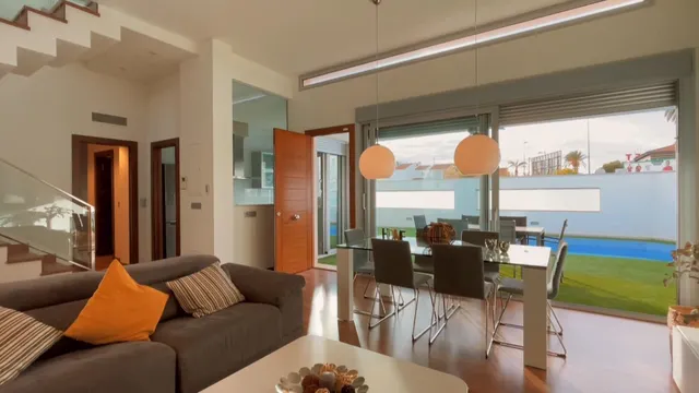 Villa independiente de dos plantas con solárium y piscina privada. — 12