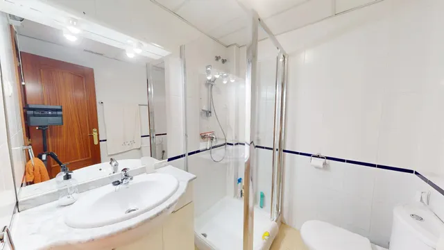 Piso de dos dormitorios con terraza y piscina en Los Boliches — 13