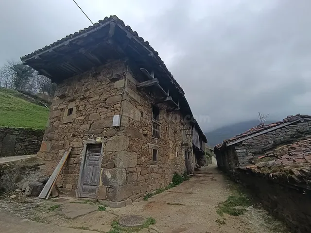 Dos edificaciones de piedra en el corazón del Parque Natural