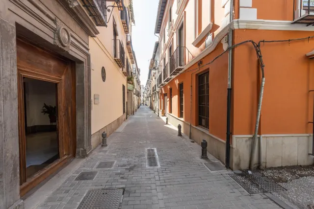 Piso en esquina con terraza y vistas a Plaza Mariana Pineda, Granada — 44
