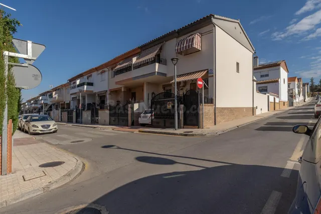 Amplia casa adosada en "la joya"....a escasos minutos del centro de Granada!! — 2