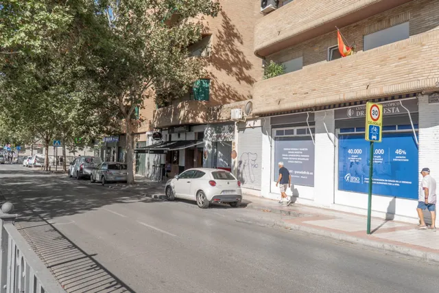 Plaza de garaje cerrado con estanterías en parque Genil cerca de Hospital La Inmaculada — 5
