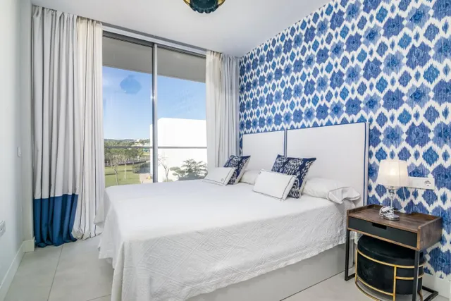 Apartamento de 2 dormitorios con vistas al mar en Estepona — 13