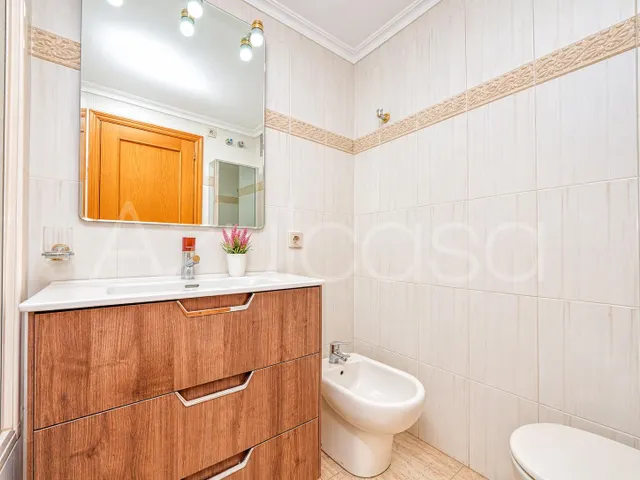 Piso en venta de 4 dormitorios y 2 baños completos con garaje Junto al Mercado Central de Alicante — 24