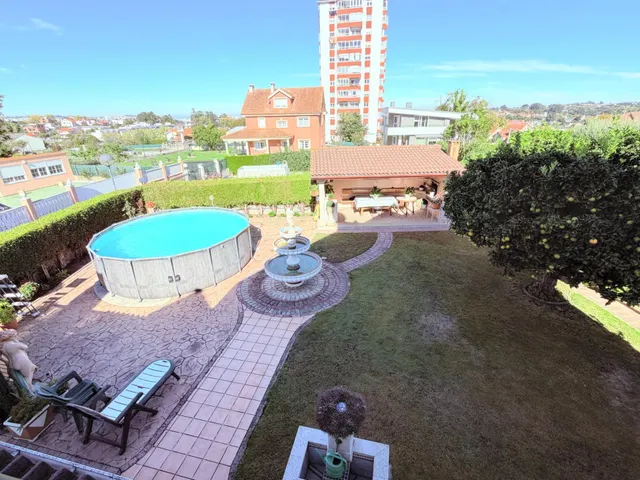 Casa con cuatro dormitorios, terrazas y amplio garaje en Oleiros — 39