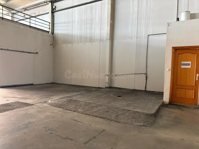 NAVE INDUSTRIAL EN ALQUILER CON OFICINAS, PARKING PRIVADO Y  - foto 5