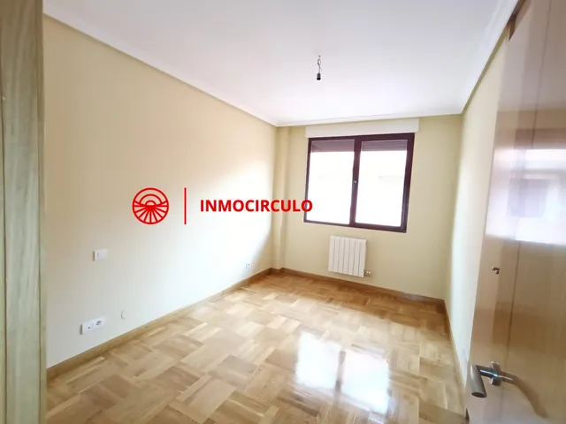 Exclusivo Chalet Pareado Junto al HUBU: Tu Oasis Urbano en Burgos — 17