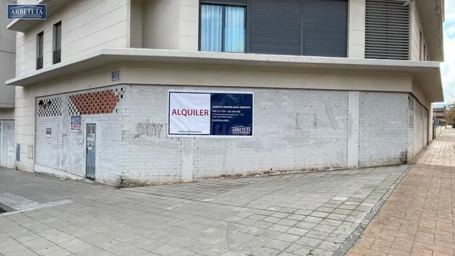 Gran local en LOS VALLES de 632 m2 y condiciones excepcional - foto 2