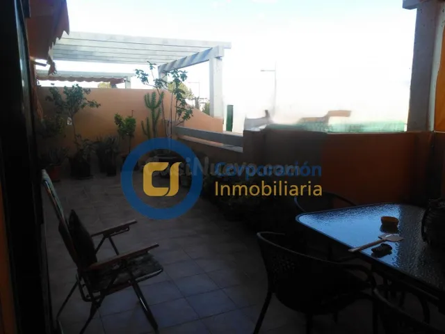 Ático con dos dormitorios, garaje y piscina comunitaria en T - foto 2