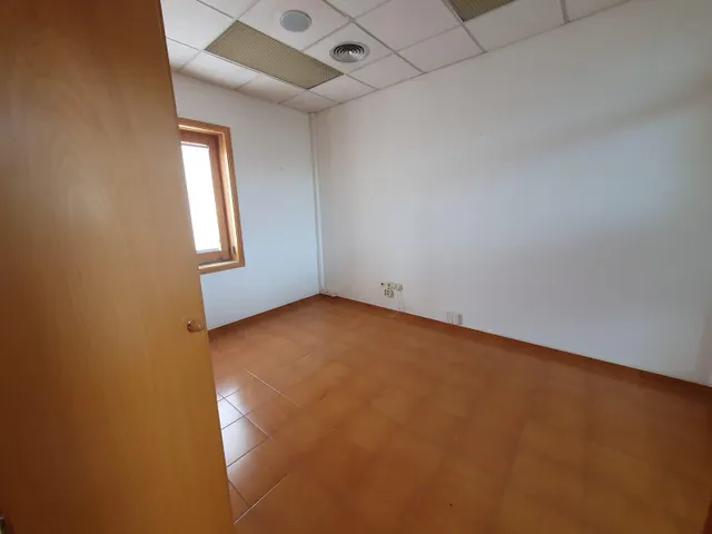 LOCAL COMERCIAL EN VENDA A LA LLACUNA ZONA CENTRE — 8