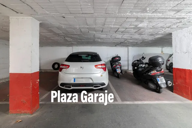 Piso reformado con piscina y garaje — 32
