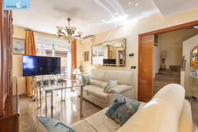 ¡EXCLUSIVA VIVIENDA UNIFAMILIAR CON PATIO PRIVADO EN ARMILLA