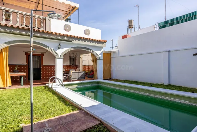 Espaciosa vivienda pareada con jardín, piscina, garaje y gran terraza en Mairena del Aljarafe — 2