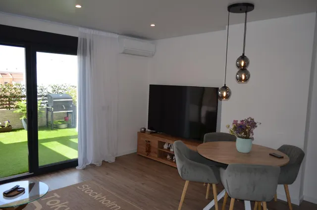 Ático orientado al sur con vistas al mar y amplia terraza en el centro de Torrevieja — 4
